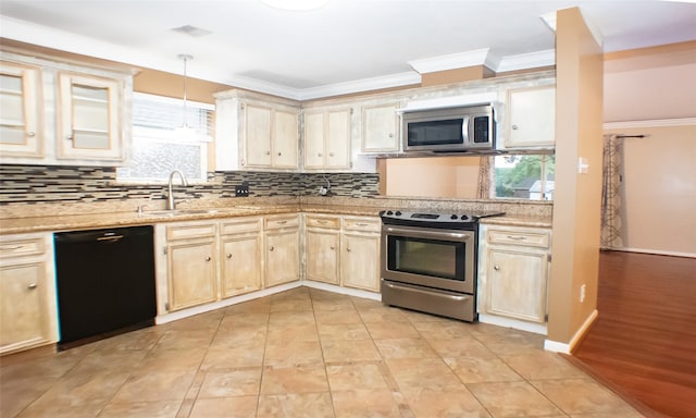 234 Fantasy Ln, Montgomery, TX 77356 - kitchen with stainless steel appliances, decorative backsplash, plenty of natural light, light brown cabinets, and crown molding