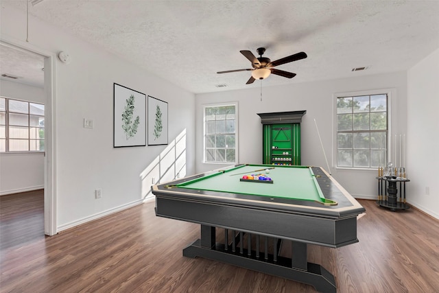 playroom with a ceiling fan, wood finished floors, a textured ceiling, and visible vents