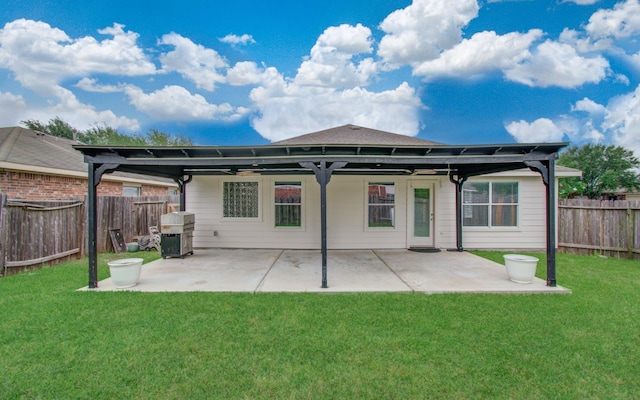 5823 Plantation Crest Dr, Katy, TX 77449 - rear view of house featuring a fenced backyard, a yard, and ceiling fan