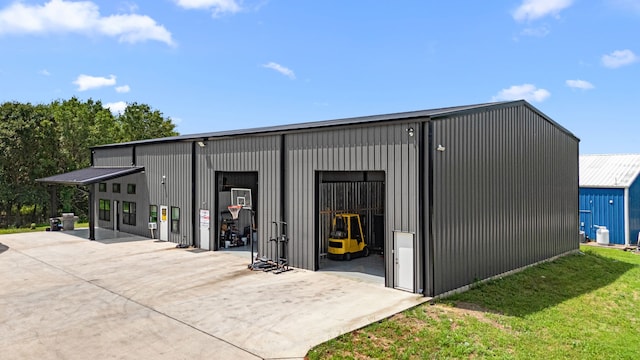 view of outdoor structure with an outbuilding