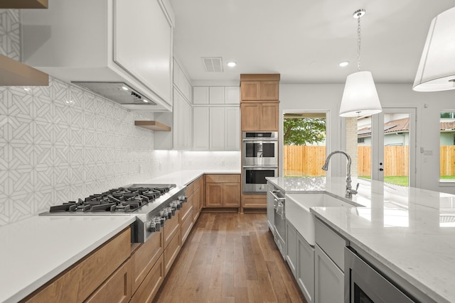 kitchen with dark wood-style flooring, visible vents, a sink, stainless steel appliances, and recessed lighting