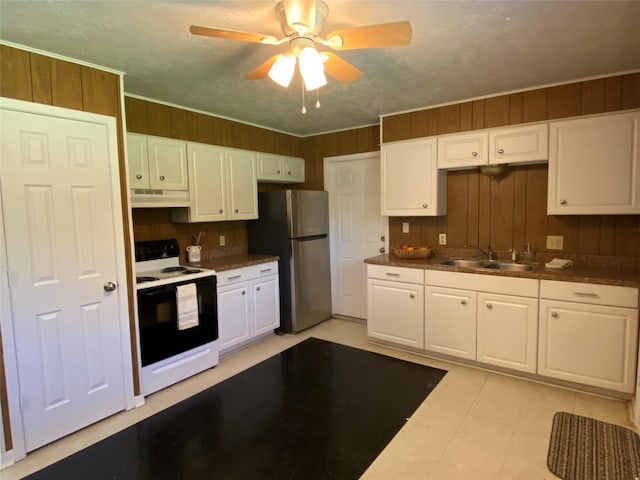 kitchen with electric stove, a sink, ceiling fan, under cabinet range hood, and freestanding refrigerator