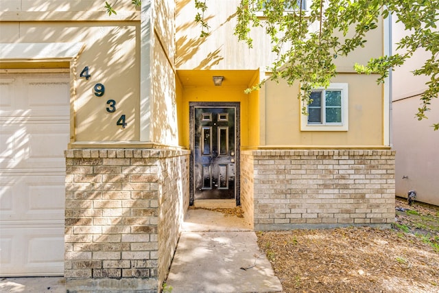 4934 S Cancun Dr, Houston, TX 77045 - doorway to property with a garage and brick siding