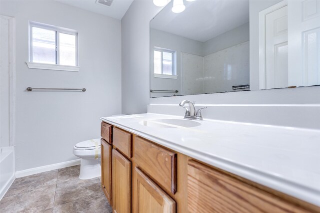 4934 S Cancun Dr, Houston, TX 77045 - full bathroom featuring a tub to relax in, visible vents, toilet, vanity, and baseboards