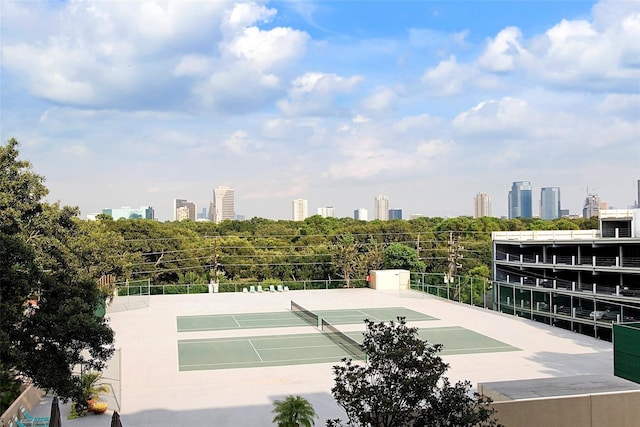 661 Bering Dr Unit 301, Houston, TX 77057 - surrounding community featuring a view of skyline and a tennis court