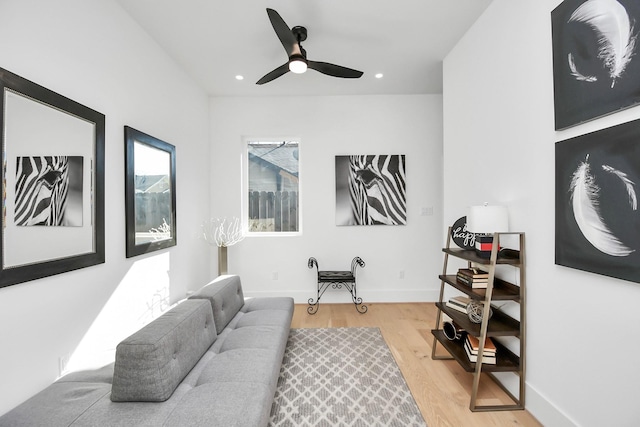 living area featuring recessed lighting, light wood-style floors, baseboards, and ceiling fan