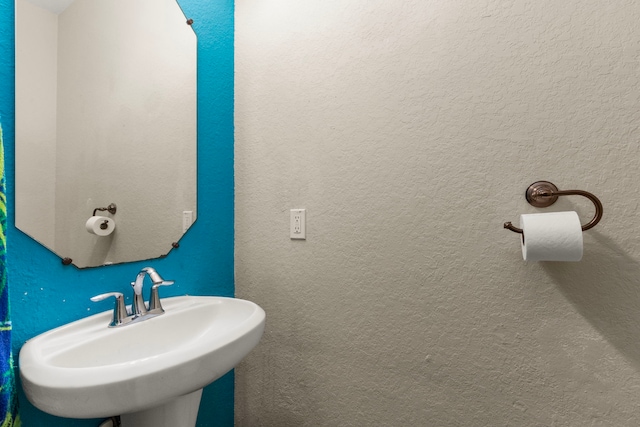 13207 Davenport Hills Ln, Humble, TX 77346 - bathroom with a sink