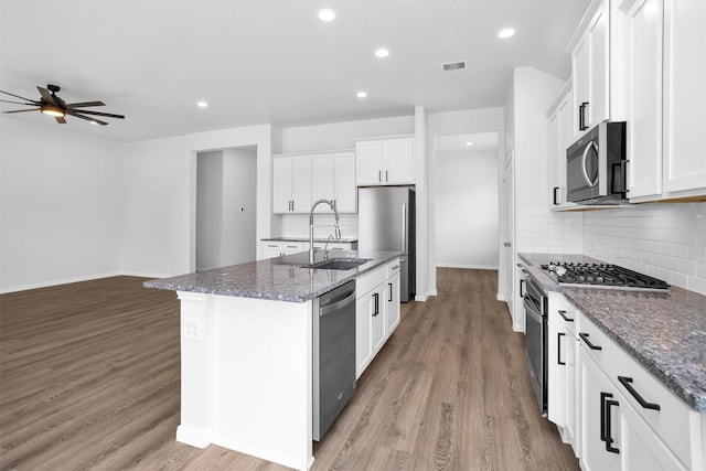 31411 Raleigh Creek Dr, Tomball, TX 77375 - kitchen featuring appliances with stainless steel finishes, a sink, light wood-type flooring, ceiling fan, and recessed lighting
