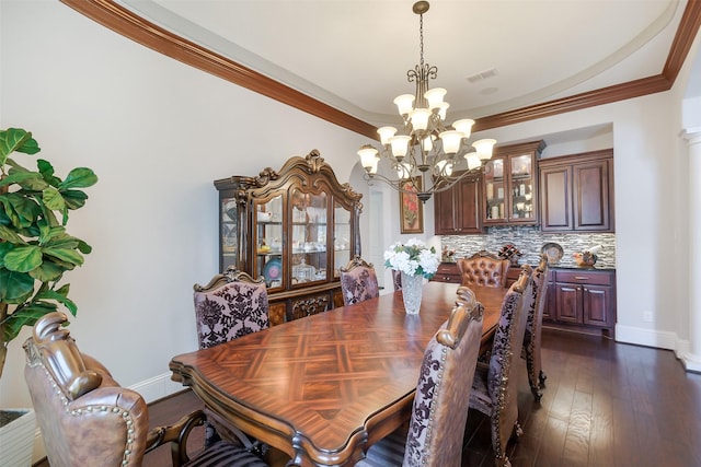 dining room featuring baseboards, a notable chandelier, crown molding, and visible vents