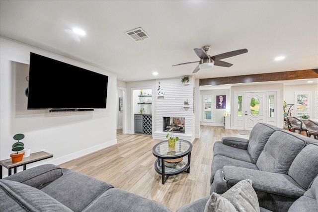living room with baseboards, visible vents, recessed lighting, light wood-style floors, and ceiling fan