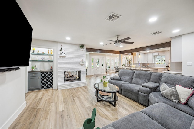 living area featuring light wood finished floors, visible vents, recessed lighting, and ceiling fan