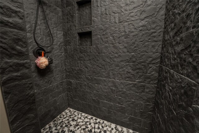 108 High Meadow Ct, Schulenburg, TX 78956 - full bathroom featuring a tile shower