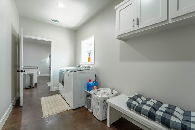 108 High Meadow Ct, Schulenburg, TX 78956 - washroom with washing machine and clothes dryer, baseboards, visible vents, recessed lighting, and cabinet space