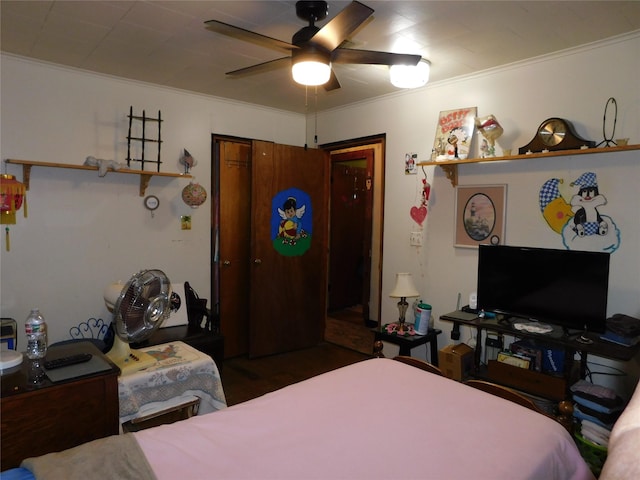 bedroom with a closet, a ceiling fan, and ornamental molding