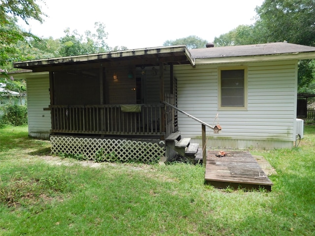 back of house featuring a lawn
