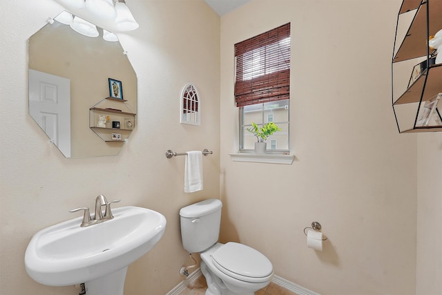 7818 Stoneyway Dr, Houston, TX 77040 - bathroom featuring baseboards, toilet, and a sink