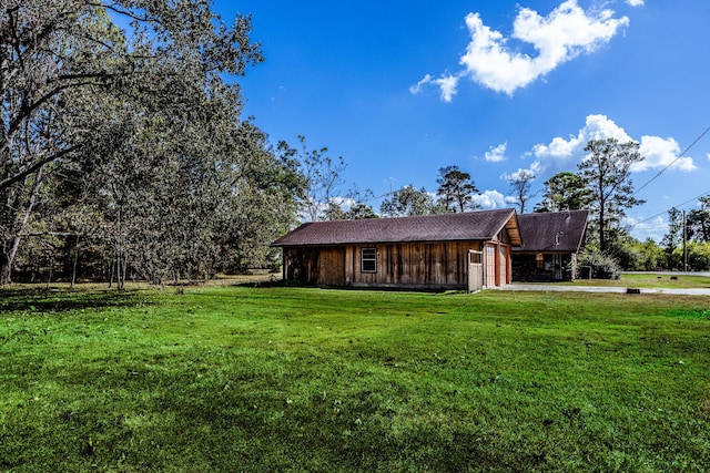 view of front of home with an attached garage, a front lawn, and driveway