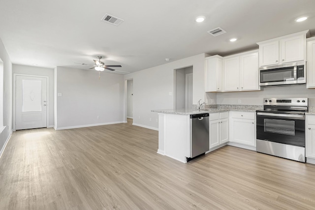 kitchen featuring visible vents, ceiling fan, appliances with stainless steel finishes, and a peninsula
