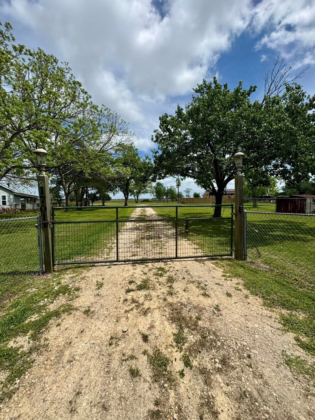 1701 Bayou Dr, Bay City, TX 77414