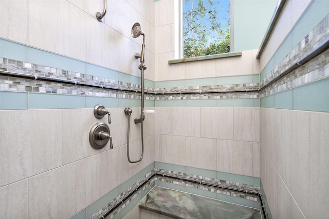 full bathroom featuring tiled shower