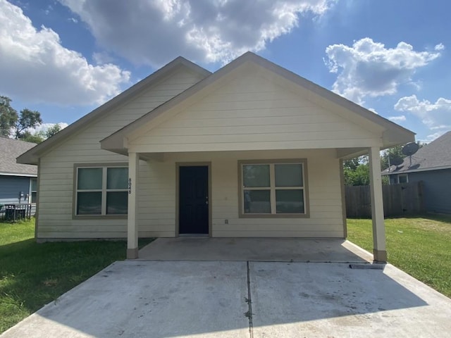 8046 Parker Rd, Houston, TX 77078 - bungalow featuring fence, driveway, a patio, and a front yard