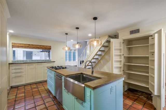 1319 E Brooklake Dr, Houston, TX 77077 - kitchen with a sink, gas cooktop, a kitchen island with sink, white cabinets, and visible vents