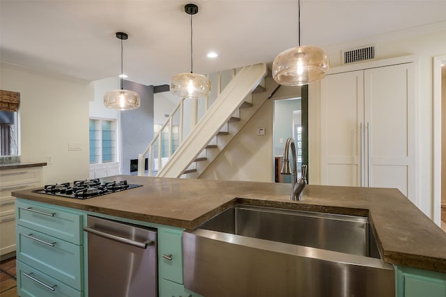 1319 E Brooklake Dr, Houston, TX 77077 - kitchen with gas cooktop, green cabinets, a sink, and visible vents
