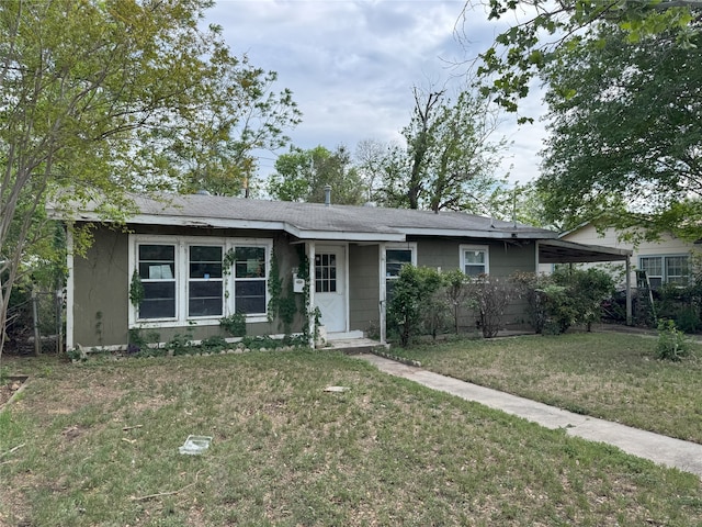 ranch-style home featuring a front lawn