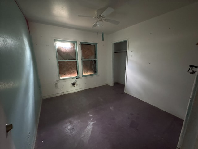 unfurnished bedroom featuring concrete floors, a ceiling fan, and a closet
