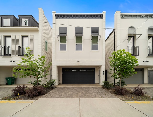 805 Fisher St Unit B, Houston, TX 77018 - townhome / multi-family property with decorative driveway and an attached garage