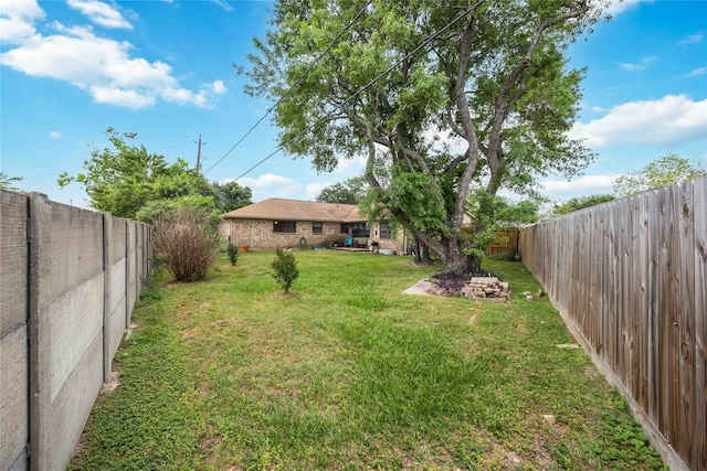 view of yard featuring a fenced backyard
