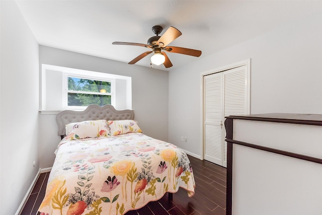 bedroom featuring ceiling fan, baseboards, dark wood-type flooring, and a closet