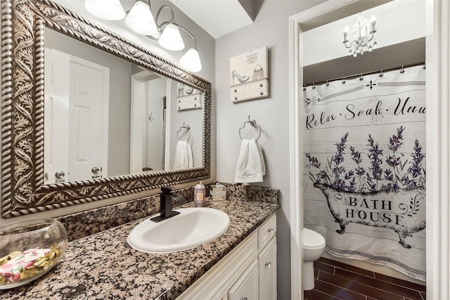 full bathroom featuring wood tiled floor, vanity, a shower with shower curtain, and toilet