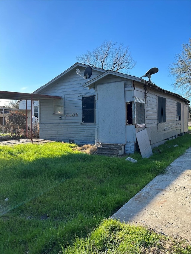 2406 Delano St, Houston, TX 77004 - bungalow-style home with a front lawn and entry steps