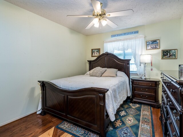 1814 Cliffdale Dr, Missouri City, TX 77489 - bedroom with a ceiling fan, dark wood-style flooring, and a textured ceiling