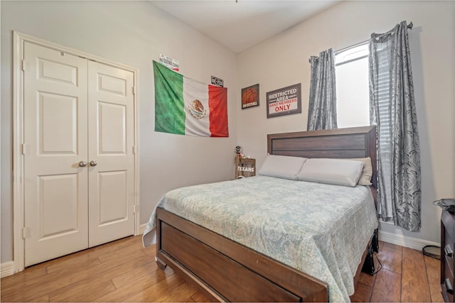 606 Sea Anchor Way, Crosby, TX 77532 - bedroom with light wood-style flooring and baseboards