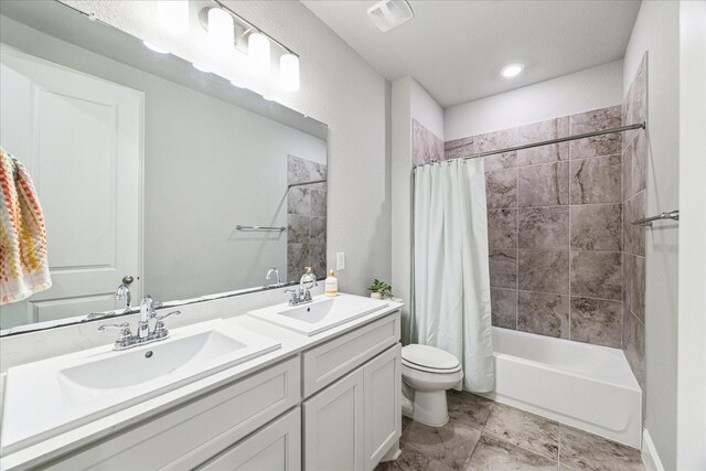 10203 Wylde Point Ln, Missouri City, TX 77459 - full bath with toilet, double vanity, and shower / tub combo with curtain