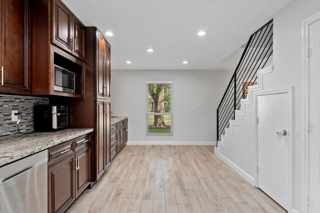 kitchen featuring stainless steel appliances, baseboards, recessed lighting, backsplash, and light wood-style floors