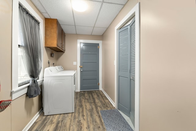 laundry room with dark wood-style floors, cabinet space, independent washer and dryer, and baseboards