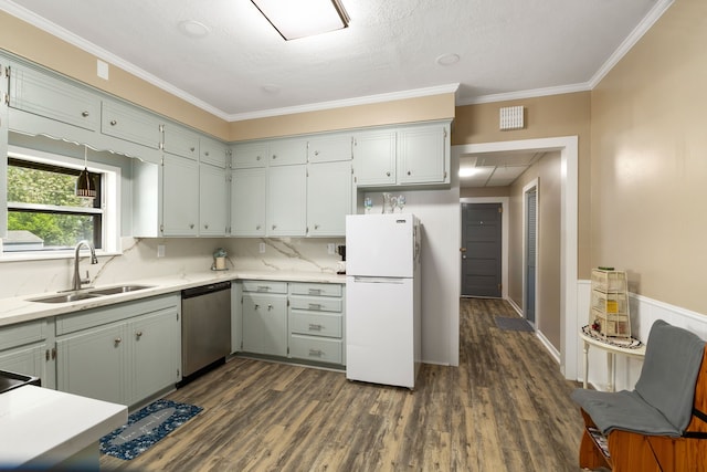 kitchen featuring a sink, visible vents, stainless steel dishwasher, freestanding refrigerator, and dark wood finished floors