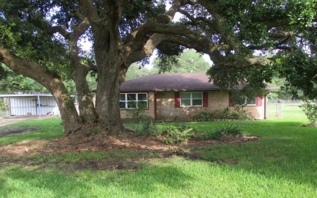 ranch-style home featuring a front yard