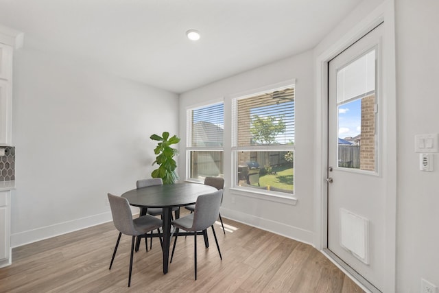 dining room with visible vents, light wood-style flooring, baseboards, and recessed lighting