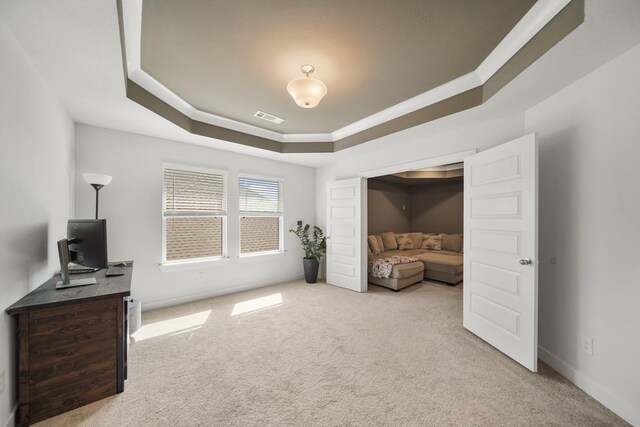 living area with visible vents, carpet flooring, and a raised ceiling