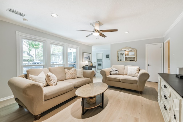 living room featuring recessed lighting, visible vents, light wood-style floors, crown molding, and ceiling fan