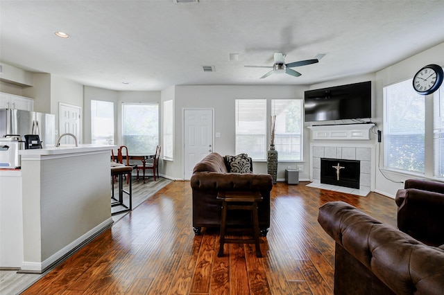 living room featuring plenty of natural light, ceiling fan, dark wood-style flooring, and recessed lighting