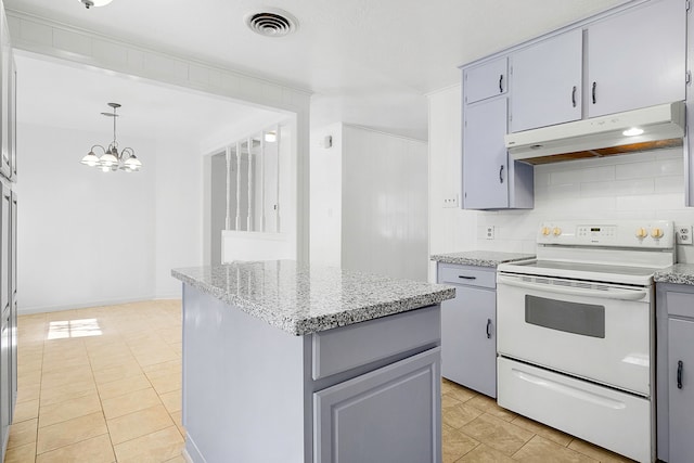 kitchen featuring a chandelier, gray cabinetry, a kitchen island, under cabinet range hood, and white range with electric cooktop