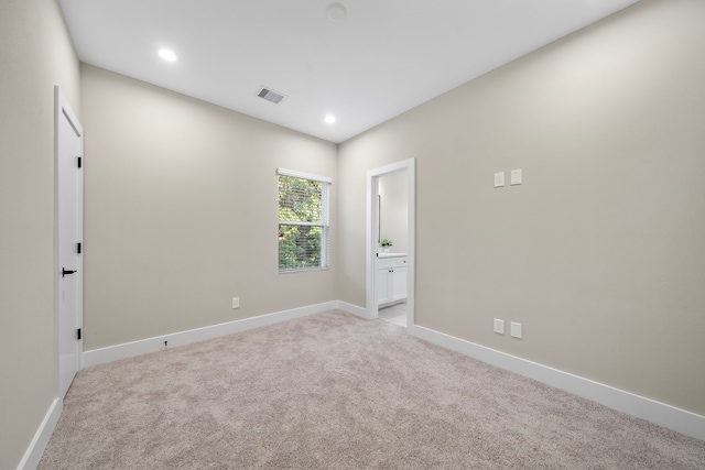empty room featuring baseboards, visible vents, recessed lighting, and light colored carpet