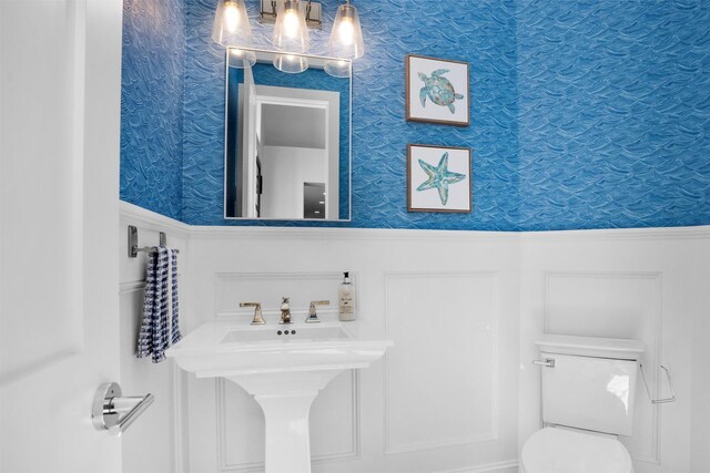 16059 Walden Rd, Conroe, TX 77356 - bathroom featuring toilet, an inviting chandelier, and wallpapered walls