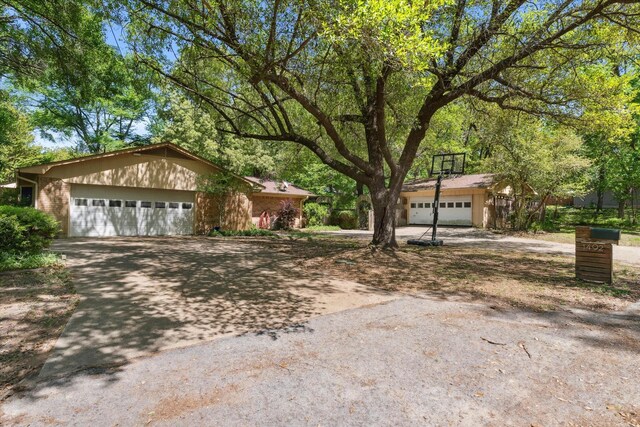 1492 Sleepy Hollow Ln, Canton, TX 75103 - ranch-style house with driveway and a garage
