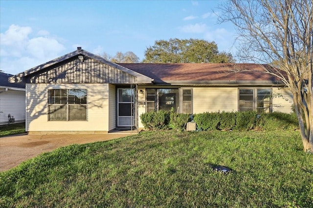 view of front of home featuring a front lawn